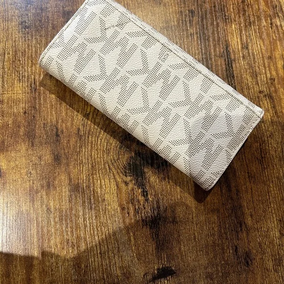 Michael Kors wallet - Picture 3 of 6